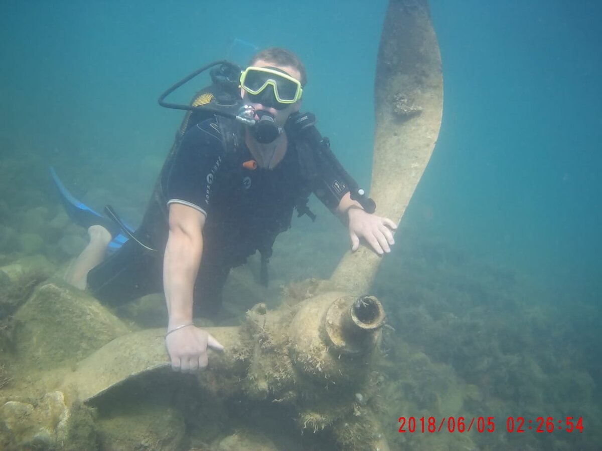Мое первое погружение было в Черном море.В итоге, как только засияло долгожданное солнце, я созвонился с теми, кто устраивает погружения и вперед к неизведанному!


