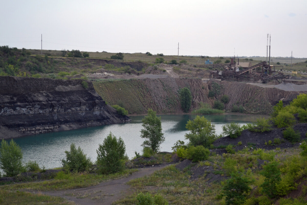На фото Волнухинский карьер с кристально чистой водой бирюзового цвета. Один из привалов по пути к спасительной границе.