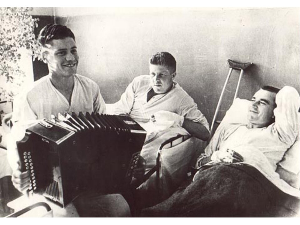 Солдаты в госпитале живопись. Госпиталь во время великой отечественной войны 1941. Дети в госпитале в великой отечественной войны 1941-1945 годов. Дети в госпитале великой отечественной войны 1941-1945. Раненый петь.