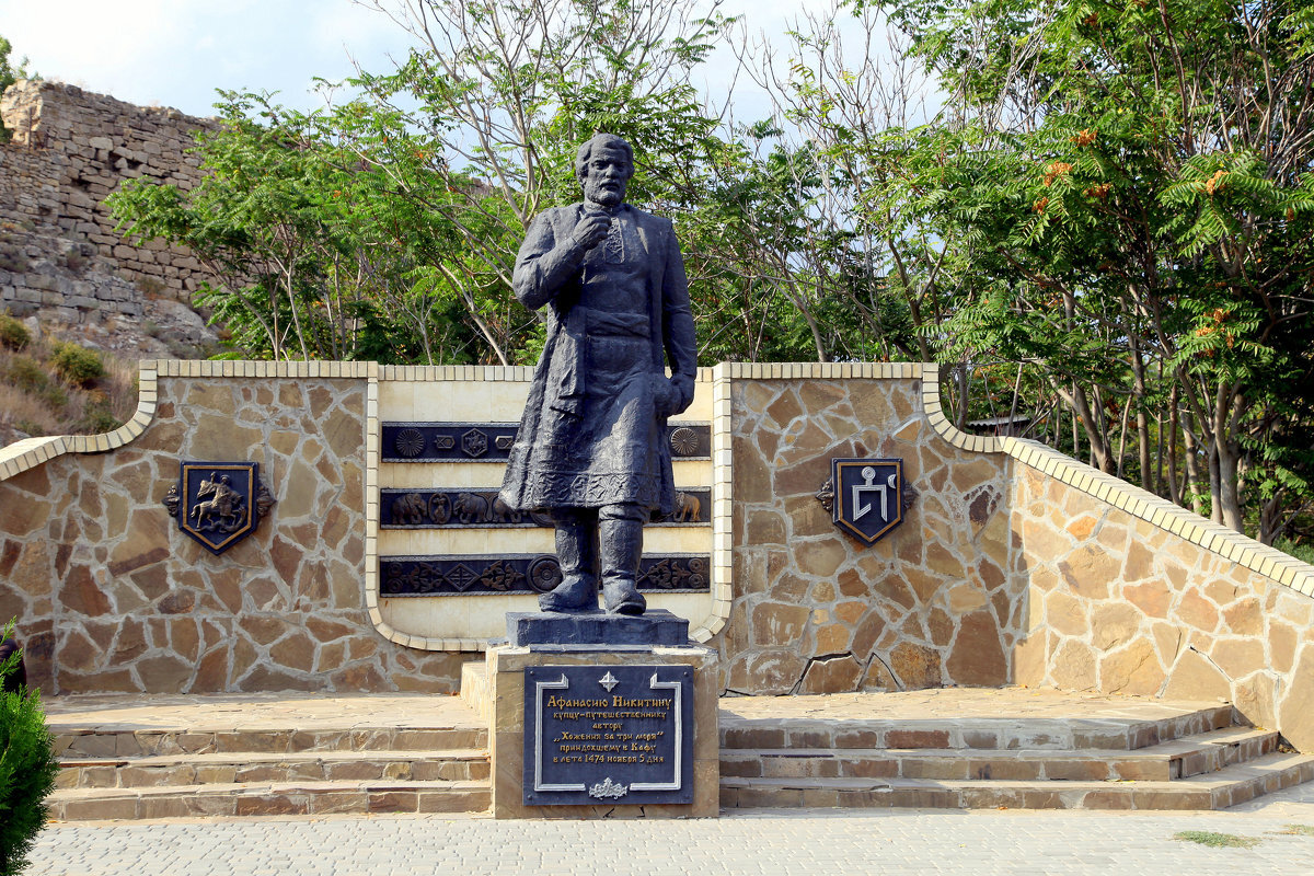 Памятник в Феодосии