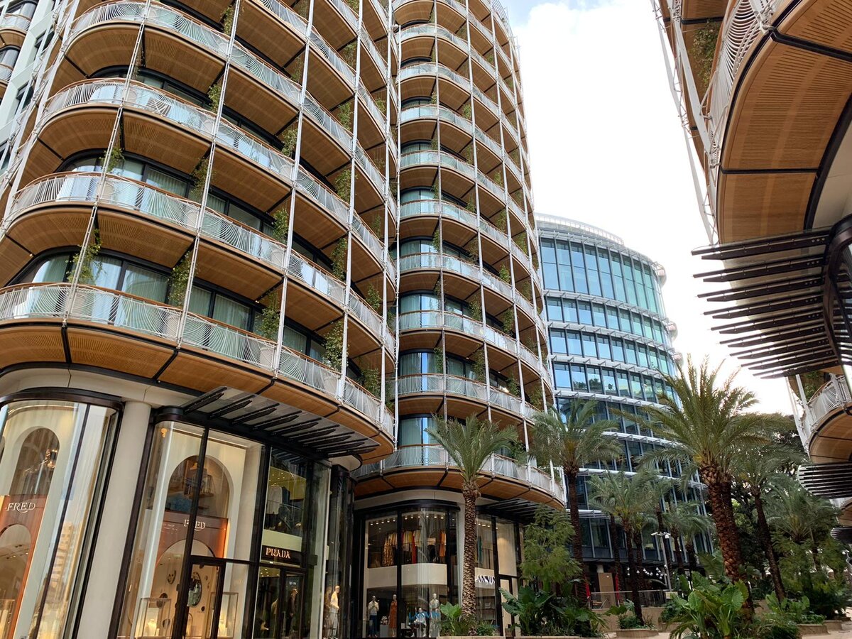 Дома с квартирами и магазинами в Ницце, Монако, Париже.