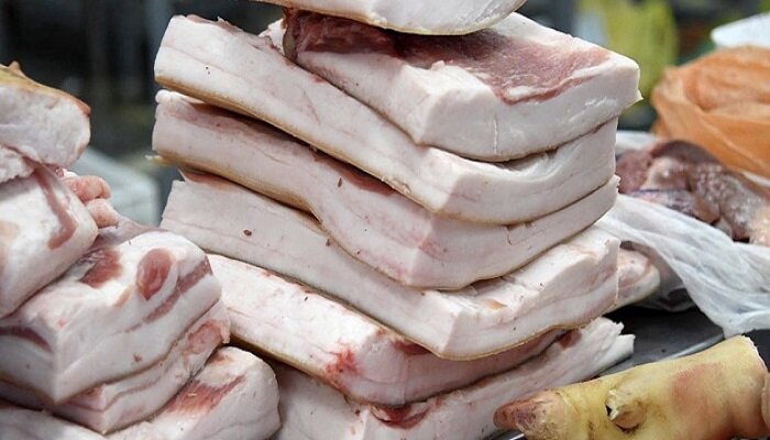 Выбор сала на рынке. Источник: яндекс картинки.