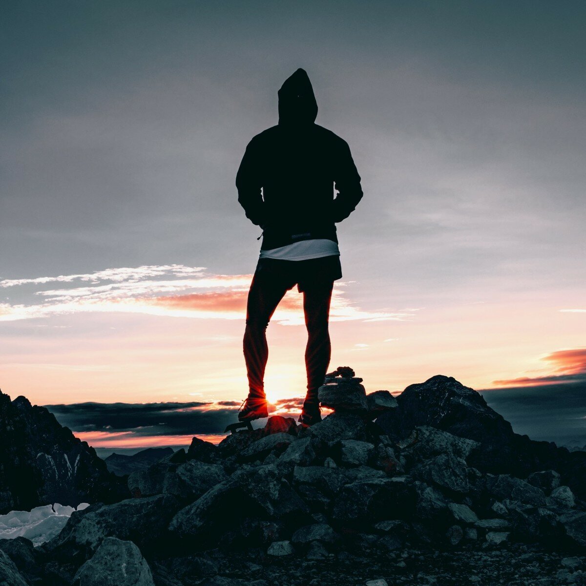 1. Пока вы живы, все возможно

Единственной уважительной причиной, по которой вы можете сдаться, является ваша смерть. До тех пор, пока вы живы (здоровы и свободны), у вас есть выбор, чтобы совершать попытки до окончательного успеха.

2. Будьте реалистами

Вероятность освоения чего-то с первого раза очень мала. Все требует времени, чтобы этому научиться, и вы будете совершать ошибки. Учитесь на них.

3. Вы сильны

Вы сильнее, чем вы думаете. Одной маленькой неудачи недостаточно, чтобы остановить вас в процессе достижения своего успеха. Недостаточно будет также и 10, и 100, и 1000 неудач.

4. Проявите себя

Если вы не хотите быть известным, как кто-то другой, то это слабость, и говорит о том, что вы сдаетесь. Выходите и показывайте себя остальному миру, а также самому себе. Вы можете и добьетесь того, что намеревались сделать. Вы потерпите неудачу только тогда, когда сдадитесь.

5. Делалось ли это раньше?

Если кто-то другой смог сделать это, то сможете и вы. Даже если только один человек в мире сумел достичь того, чего желаете вы. Это должно стать достаточной причиной для вас, чтобы никогда не сдаваться.

6. Верьте в свои мечты

Не предавайте самого себя. В жизни бывает много людей, которые говорят вам, что вы хотите достичь невозможного. Не позволяйте никому рушить свои мечты.

7. Ваша семья и друзья

Позвольте людям, которых вы любите, стать вашими вдохновителями на то, чтобы продолжать упорно двигаться дальше. Возможно, вам нужно будет попробовать посмотреть с другой точки зрения, больше учиться, больше практиковаться, но никогда не сдавайтесь.

8. Есть люди в худшем положении, чем вы

Прямо сейчас есть много людей, которые находятся в худшей ситуации и в худших условиях окружающей среды, чем вы сейчас. Хотели бы вы отказаться от пробежки в 5 километров? Подумайте о людях, которые не в состоянии даже ходить, и как много они были бы готовы отдать за возможность пробегать по 5 километров каждый день.
9. Улучшайте наш мир
Когда вы достигнете всего, чего намеревались достичь, вы можете использовать свой успех, чтобы совершать изменения в мире или в жизни отдельных людей.

10. Вы заслуживаете счастья

Никогда не позволяйте никому говорить вам противоположное. Вы заслуживаете счастья и заслуживаете успеха. Сохраняйте этот настрой и никогда не сдавайтесь, пока не достигнете своего пункта назначения.

11. Вдохновляйте других

Служите источником вдохновения для других, отказываясь сдаваться. Кто знает, чего может достичь кто-то другой из-за того, что вы сами никогда не сдавались, и тем самым вдохновили других не сдаваться.

12. Вы уже так близко

Зачастую, когда вы чувствуете, что хотите сдаться, вы находитесь так близко к тому, чтобы сделать огромный прорыв. В любой момент своего времени вы всегда находитесь лишь на волосок от успеха