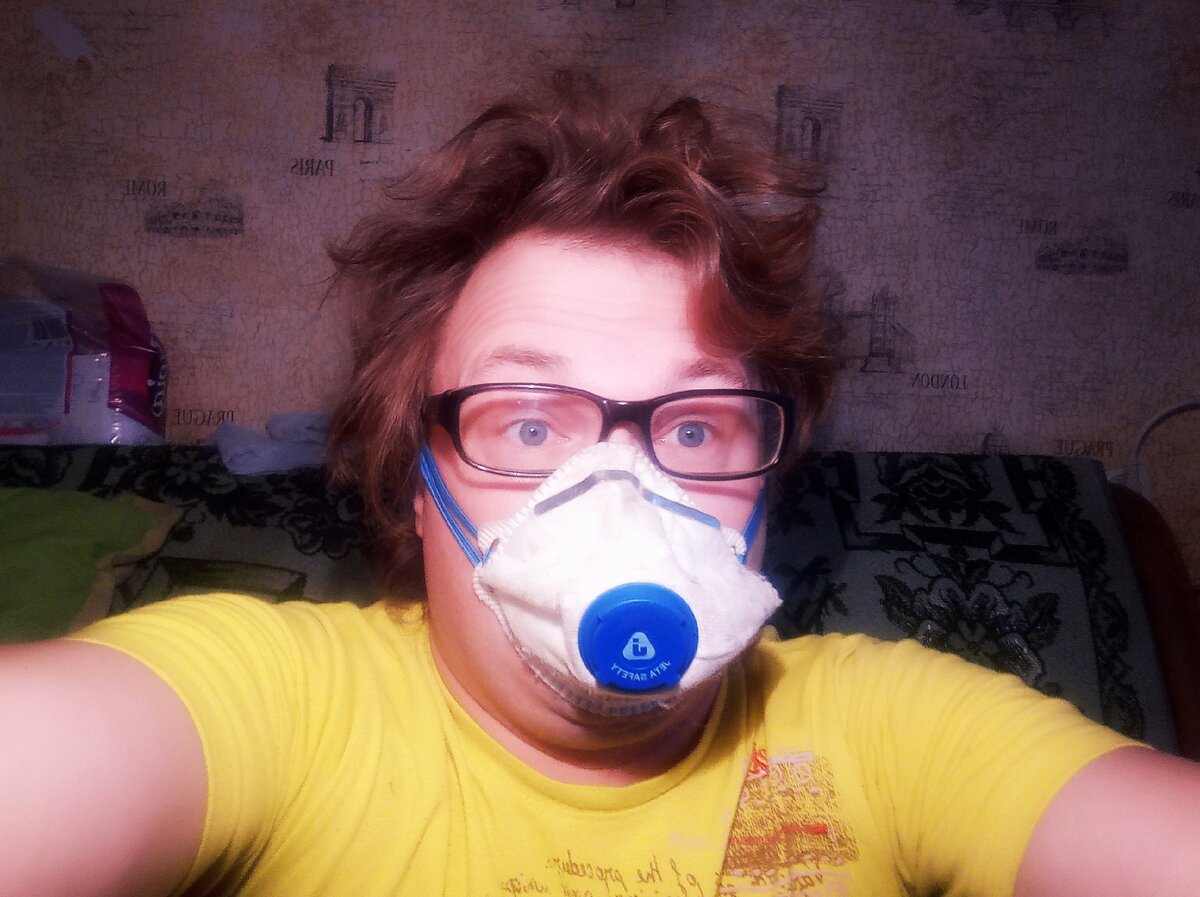 На фото автор в наморднике ой простите в маске