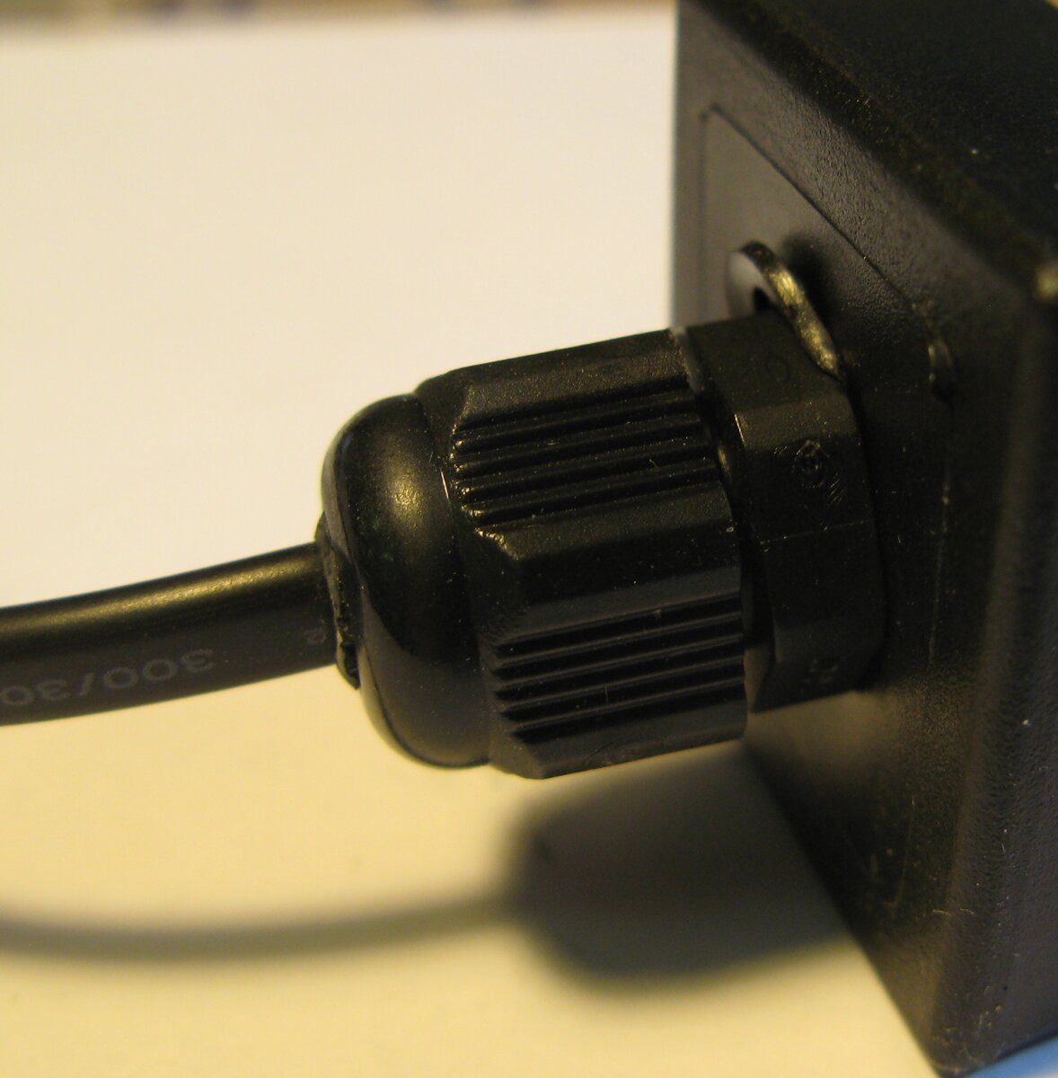 Пластиковые торцевая заглушка и кабельный ввод