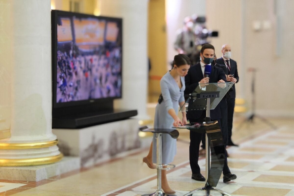 Такой была ведущая пресс-конференции в Питере. Очень жаль что нашим журналистам дали задать всего два вопроса. Обещаю подписчикам спросить про газ, если будет шанс на других линиях.