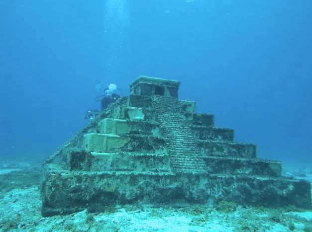 Каменное строение на дне озера Кинерет