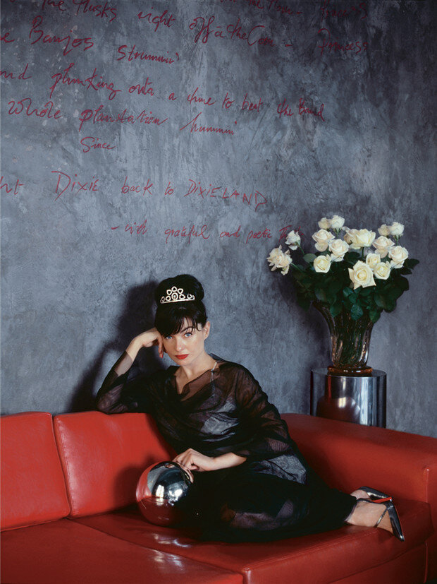 Ариана уютно устроилась на софе 1970-х годов. Один из друзей посвятил ей песню и написал текст прямо на стене красным мелком. Надпись можно смыть в любой момент, но хозяйка дорожит подарками друзей, даже если они имеют такую оригинальную форму. ФОТО: ДЕНИЗ БОНЕНТИ (DENISE BONENTI/VEGA MG)