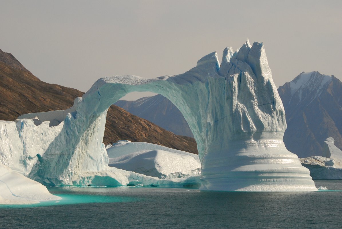 Самую большую площадь занимают ледники. Гренландия природа. Айсберги моря Баффина. Море Баффина с островами. Гренландия (остров).