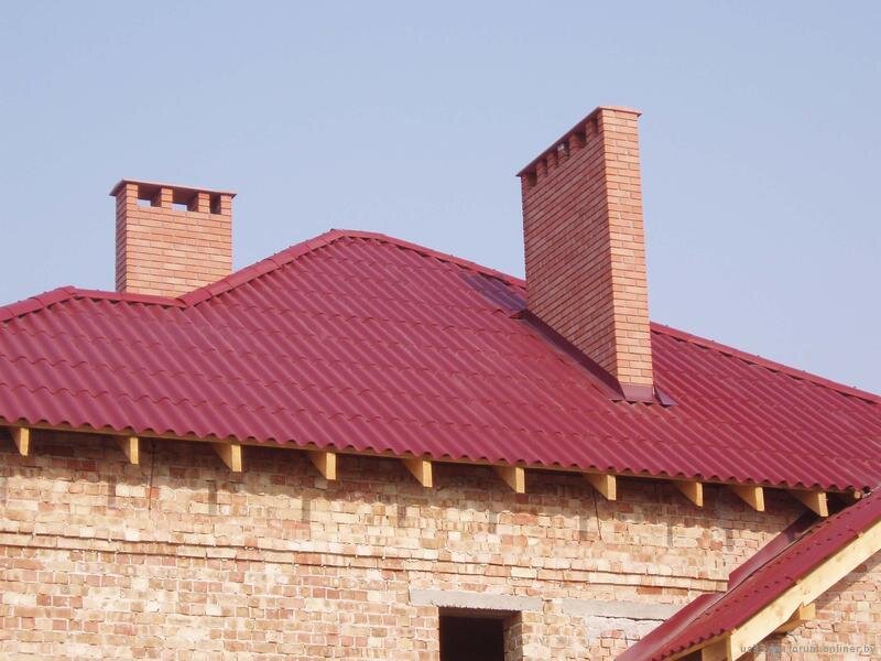 Крыша из старомодного шифера может выглядеть довольно симпатично. А уж в надежности можете не сомневаться!