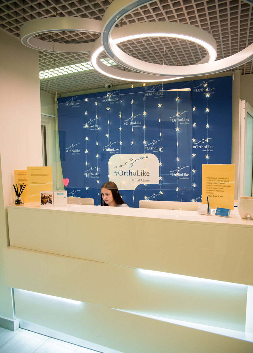 Поэтому мы в клинике никогда не будем ставить имплантаты, делать виниры и лечить десны без решения проблем с положением и смыканием зубов.