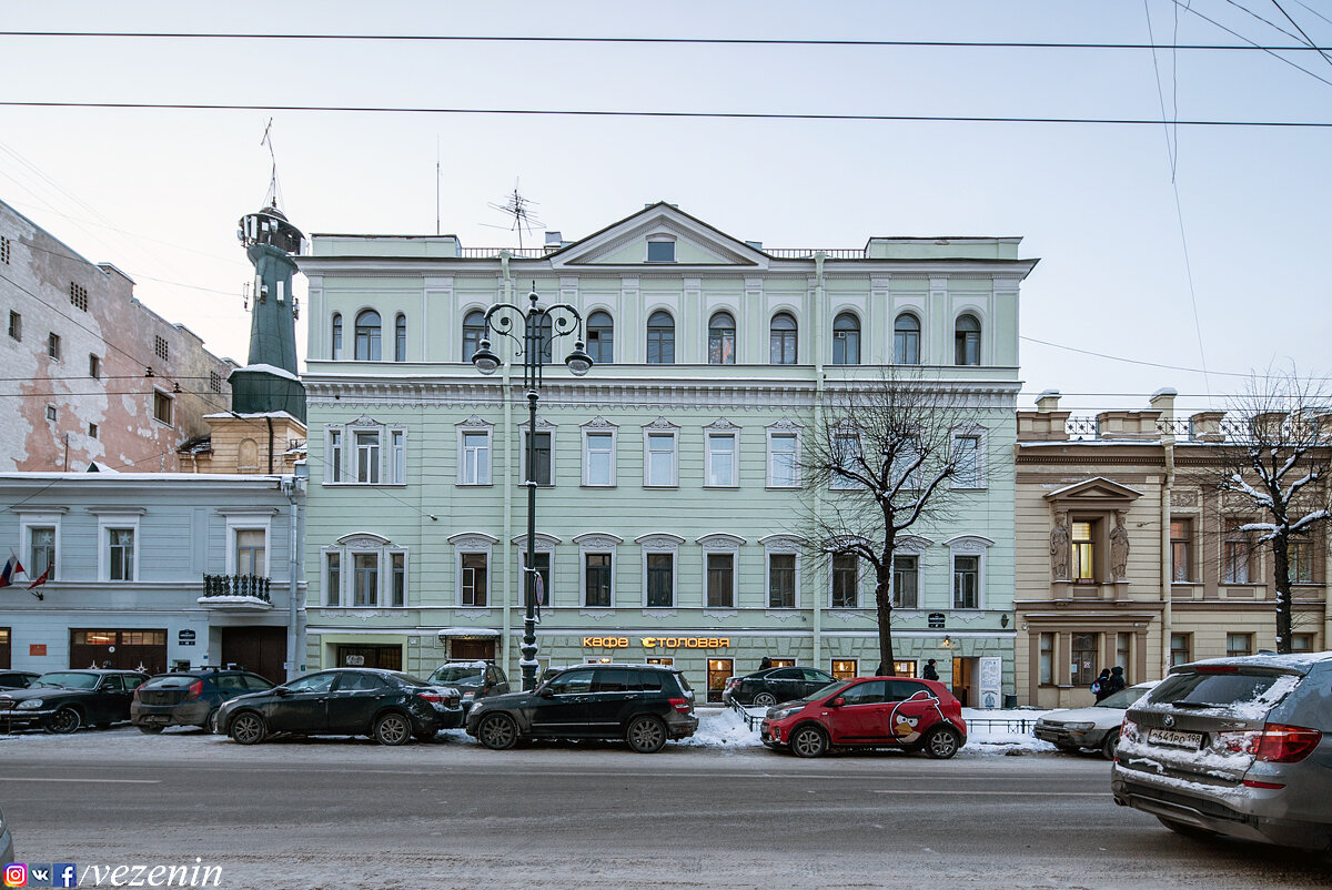 Как всегда, первым делом, мы осмотрим фасад здания, а уже после заглянем в парадную. Дом четырёхэтажный, с венчающим кровлю треугольным фронтоном-сандриком.  