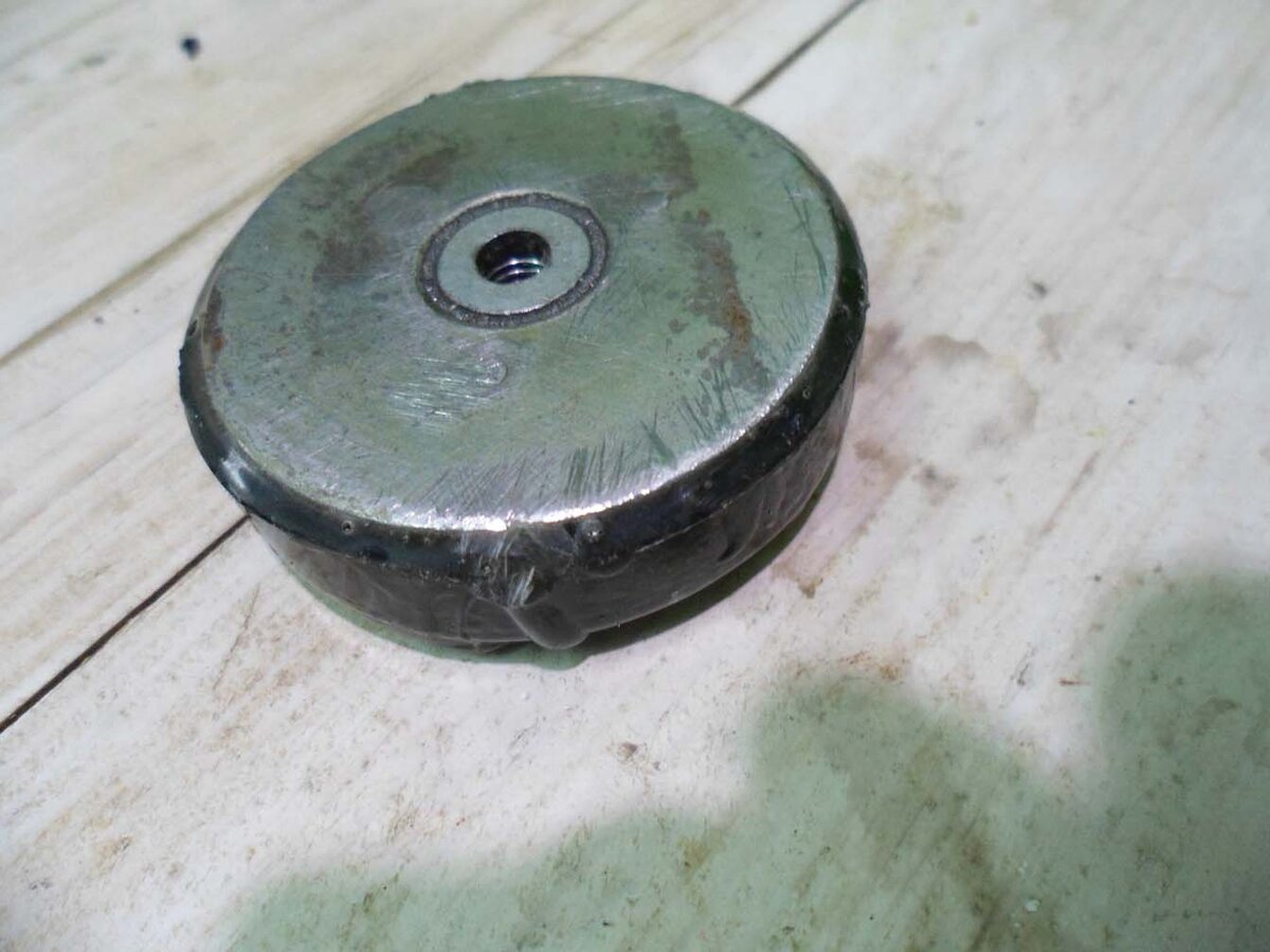 Магнит обмотал вокруг изолентой 