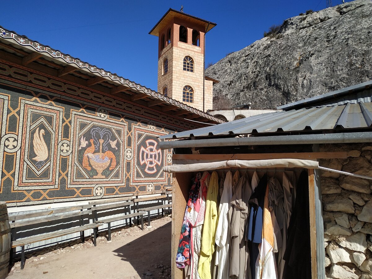 свернув на право, попадаешь в бисерный храм