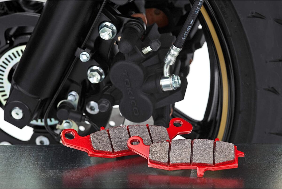 Как выбрать тормозные колодки для мотоцикла? Полное руководство Brembo.  Часть 1. Характеристики и типы | 1RMC | Дзен