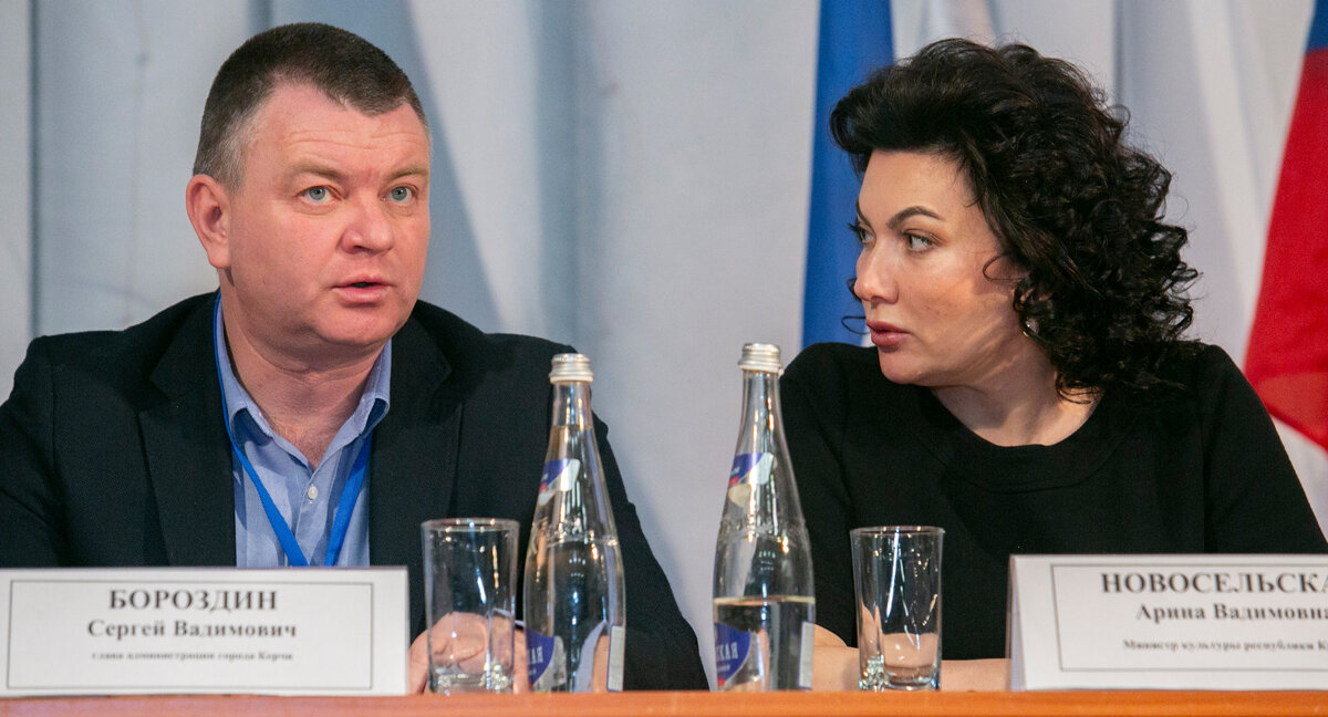 Мэр Керчи Сергей Бороздин и министр культуры Крыма В.В. (Арина) Новосельская.
