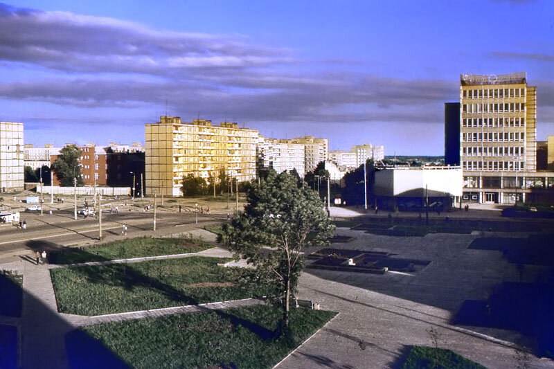 Вид на перекресток Фрунзе - 9 Апреля из окна, фотография автора, конец 80-х годов прошлого века.