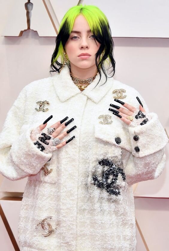 Билли нарушает все правила, которые когда-либо существовали в модном мире. Броские лого - табу и безвкусица. Замечательно! Билли Айлиш надевает это и делает одни из молодёжных трендов.