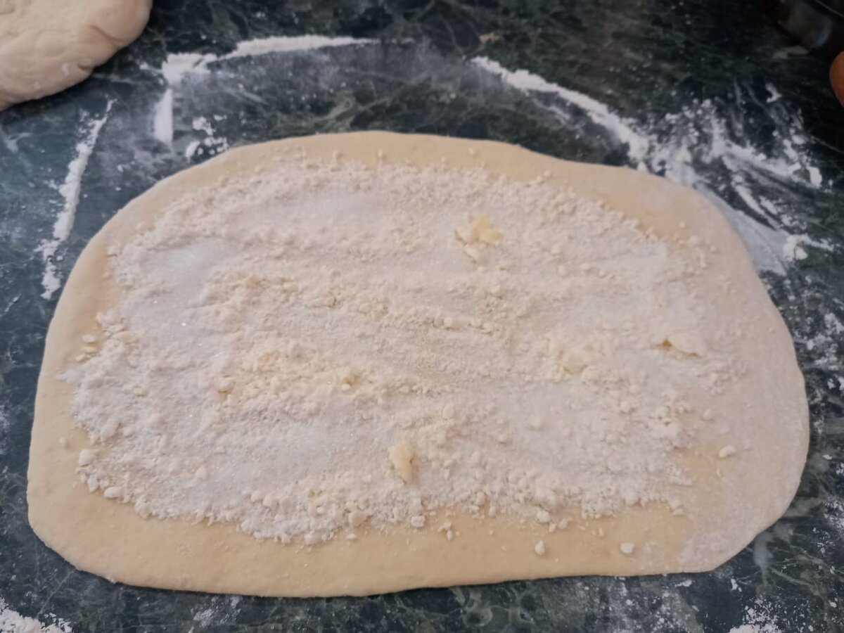 это просто! Посыпанная крошка из муки, ванильного сахара и сливочного масла сделают выпечку очень ароматной и мягкой