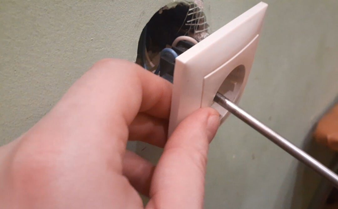 Вывалившаяся розетка 