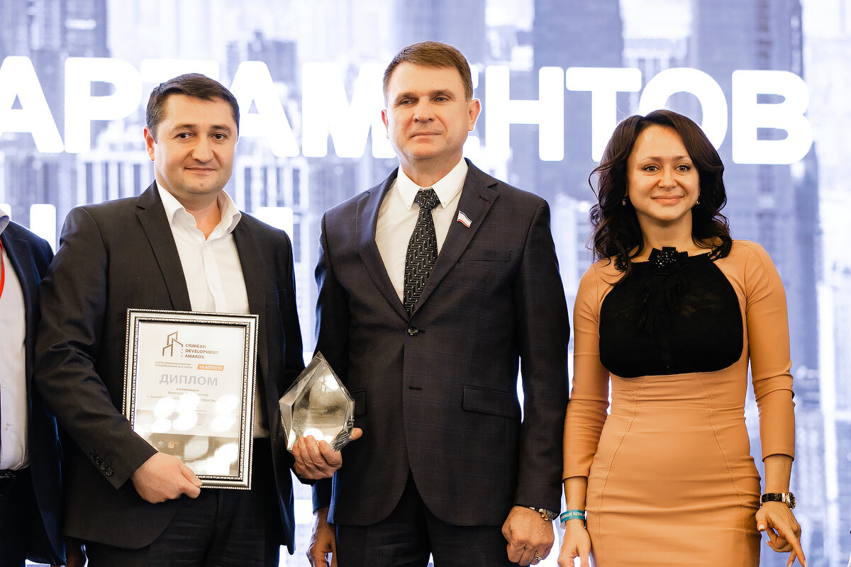 Торжественная церемония награждения премии Crimea Development Award прошла накануне в Ялте. Премия учреждена Ассоциацией застройщиков Республики Крым. 
Среди лучших проектов от застройщиков Крыма жюри отметило наградами три проекта группы компаний «Монолит».

🔹МФК "Академия" - комплекс апартаментов с лучшим благоустройством и инфраструктурой.
🔹Курортный комплекс "Золотые Пески" - лучший комплекс апартаментов "У моря".
🔹ЖК "Черника" - жилой комплекс с лучшим благоустройством и инфраструктурой.

 Мы благодарны за признание и доверие. Наши объекты действительно ликвидны и востребованы рынком, красивы и концептуальны.

Наша компания тщательно работает над продуктом, архитектурой и инфраструктурным наполнением своих проектов. Будем дальше держать высокую планку и строить наш Крым!