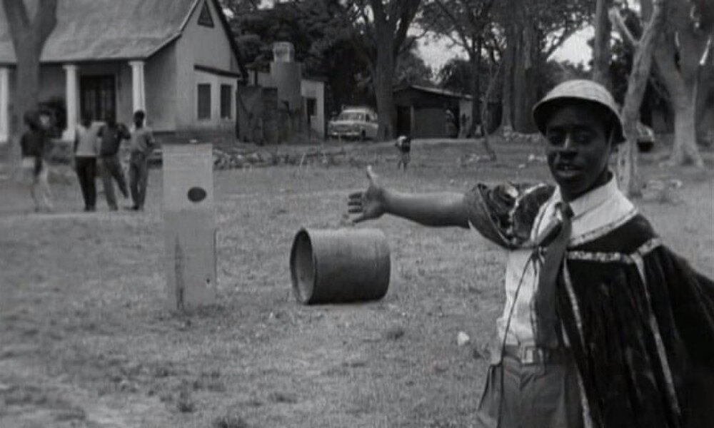 Знакомьтесь, это Эдвард Макука. Тут, он дает интервью о своих планах по покорению космического пространства и рассказывает о методике подготовки к полетам, ну а также, знакомит с будущим экипажем. Фото 1960-х гг. Взято из Яндекс-картинок