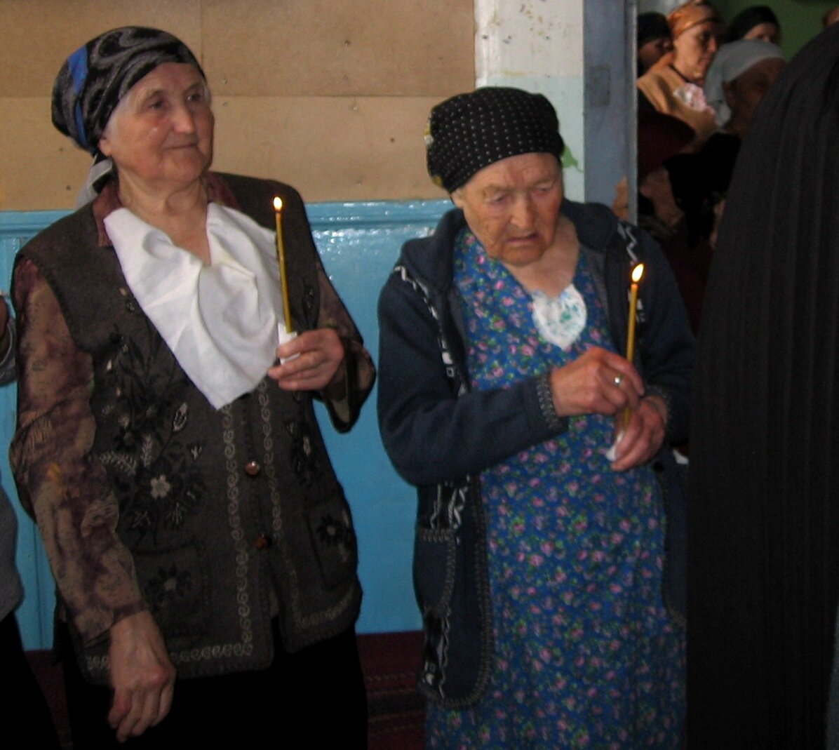 Эта фотография из архивов Усть-Пристанского прихода, еще когда службы проходили в помещении церковно-приходской школы. 