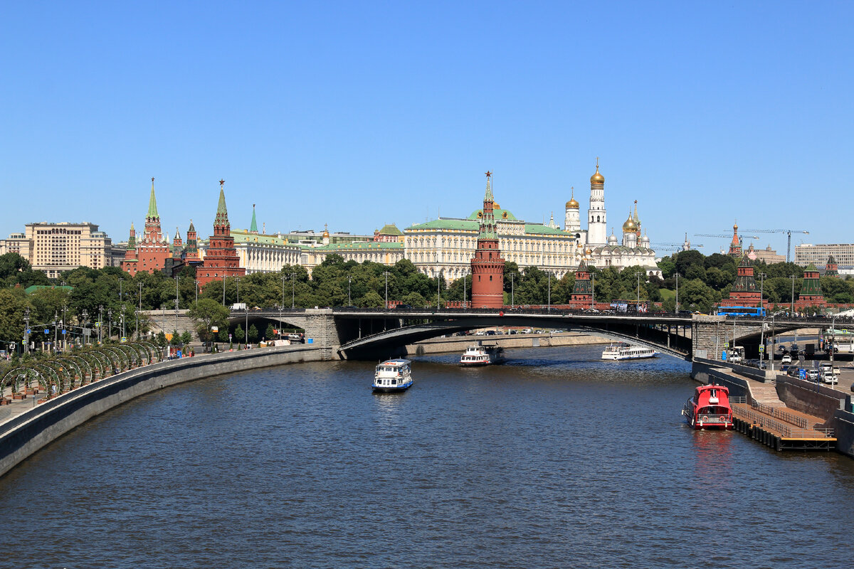 Московский Кремль, Большой Каменный мост и Москва-река. 
Автор фото: Петр Аксенов
