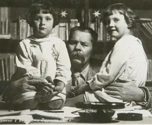 Максим Горький с внучками.Фото Яндекс.Картинки.