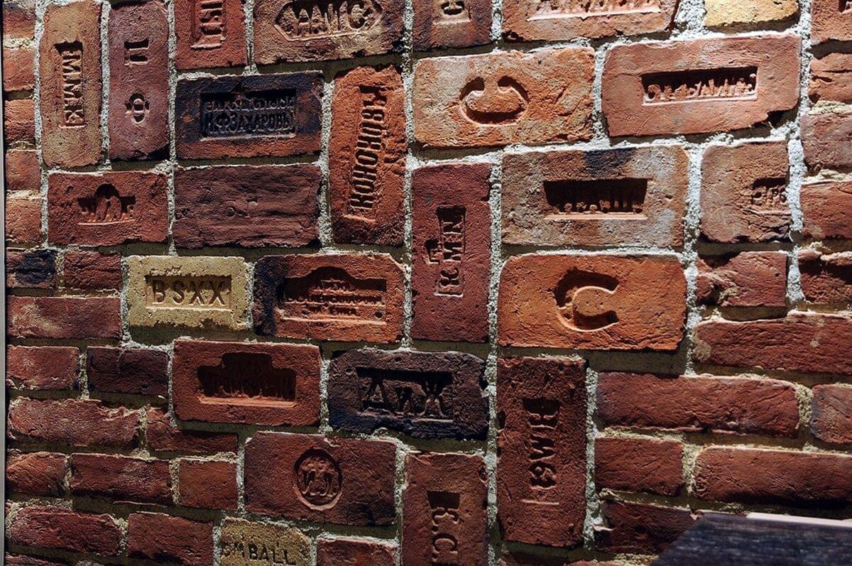 Кирпичи с клеймами