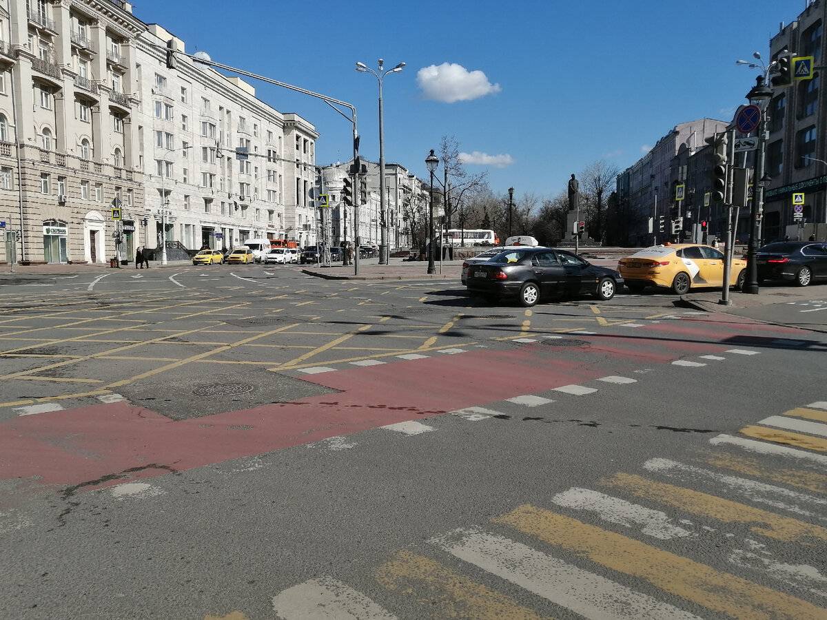 Вид от площади на Тверской бульвар. Апрель 2021 года, фото автора.