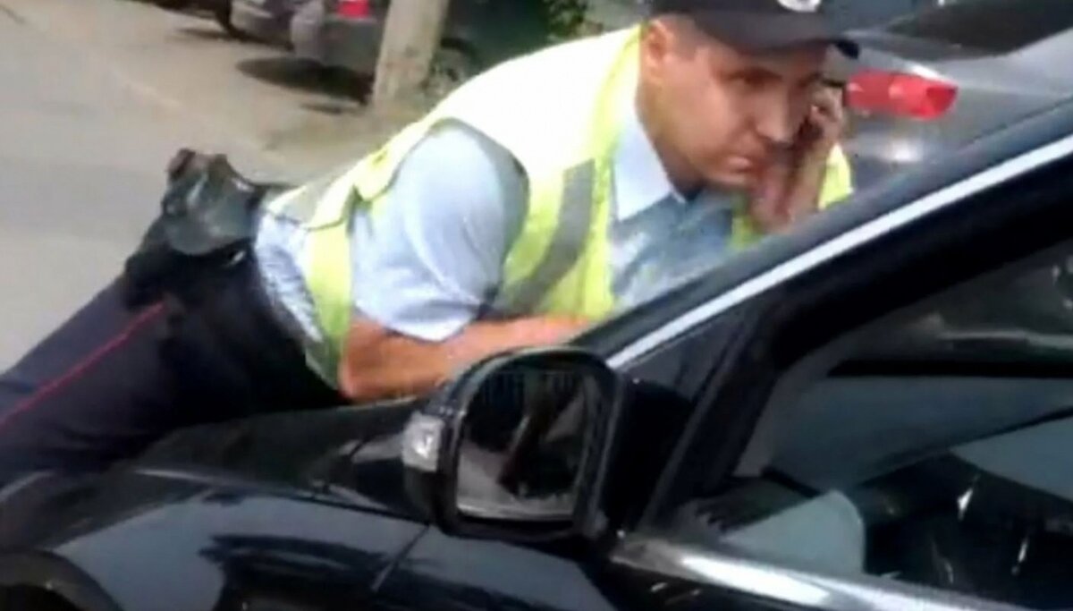 Инспектор останавливает автомобиль)