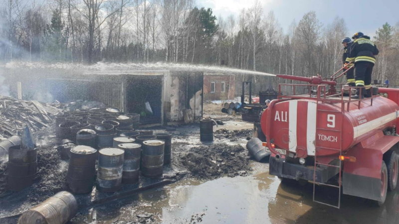 Пожар 2 мая 2021 г. по Кузовлевскому тракту на открытой площадке, где хранились в металлических бочках токсичные нефтешламы