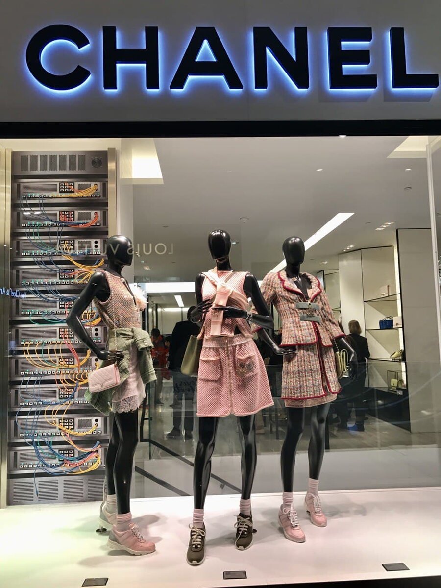 Фото сделано также в Галерее Лафайет еще в 2017 году, а мода на образы от Шанель до сих пор актуальна;) 