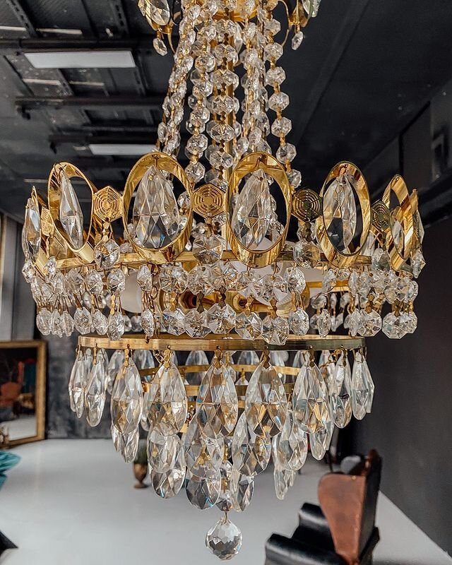 Карма - загадочное важное слово, для кого-то мистическое, даже пугающее,  а возможно увлекающее и удивляющее. Карма для вас - это "во благо" или "дамоклов меч" или "бумеранг"? Можно в нее верить или не верить, но каждый согласиться с тем, что у каждой проблемы/ситуации/задачи есть свои причины, почему они возникли именно у вас, в вашей жизни, в сегодняшних условиях, с определенными людьми. Эта причинно-следственная связь и есть карма. И как ее прожить, что с ней делать - познавать и управлять или обвинять и уповать - ваш выбор и ваша ответственность.
