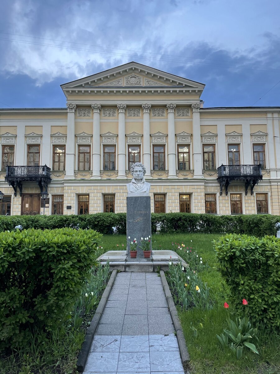 Библиотека им. Пушкина, фото автора