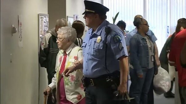 На фото — 102-летняя американка Эди Симс

Как-то она призналась, что хотела бы, чтобы ее хоть раз в жизни арестовали — но увы, она никогда не нарушала закон.

Но полиция города Сент-Луис решила исполнить ее мечту — заковав даму в наручники, они прокатили ее на полицейской машине. Старушка осталась довольна: "Наручники — это что-то!
