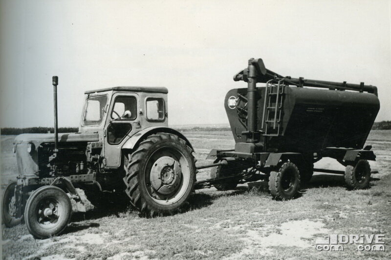 Трактор Т-40 в сцепке с кормозагрузчиком КП-15