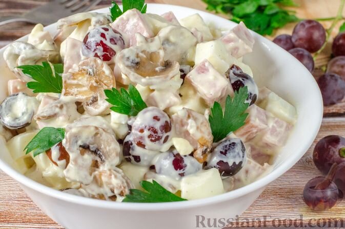 ветчина, виноград, шампиньоны, яйца, майонез, молоко, горчица, масло растительное, соль, перец чёрный молотый, зелень петрушки