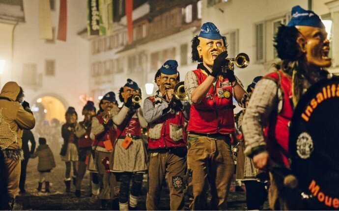 Необычные традиции