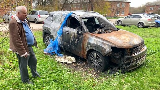 В Киеве на парковке возле ЖК «Great» горят около 10 авто: видео