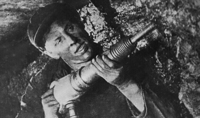 Алексей Григорьевич Стаханов (1906-1977), шахтер, новатор угольной промышленности, основоположник стахановского движения. 1939 г. Источник фото: https://kulturologia.ru