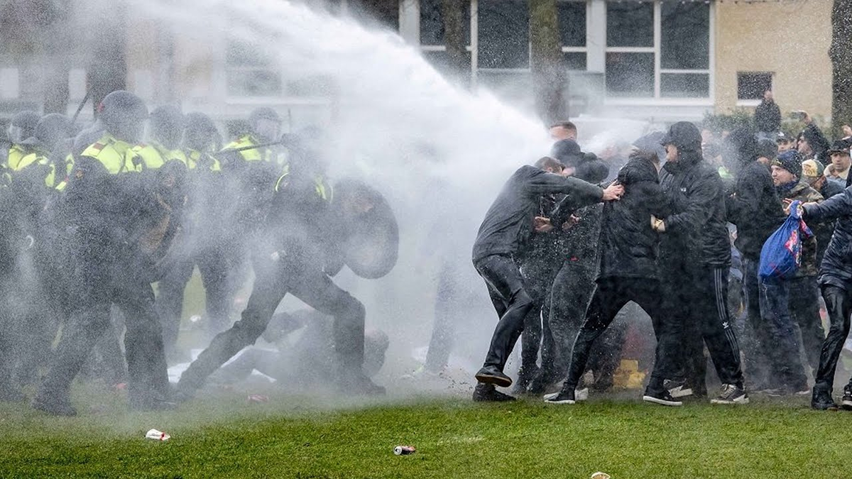 Бунт 2013. Нидерланды разгон протестующих водометом. Нидерланды антиковидные протесты. Беспорядки в Нидерландах. Беспорядки в Амстердаме.