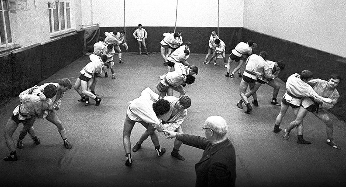 Анатолий Харлампиев ведёт занятия в секции самбо на кафедре физкультуры и спорта МЭИ, 1976 год. Фото из свободных источников.