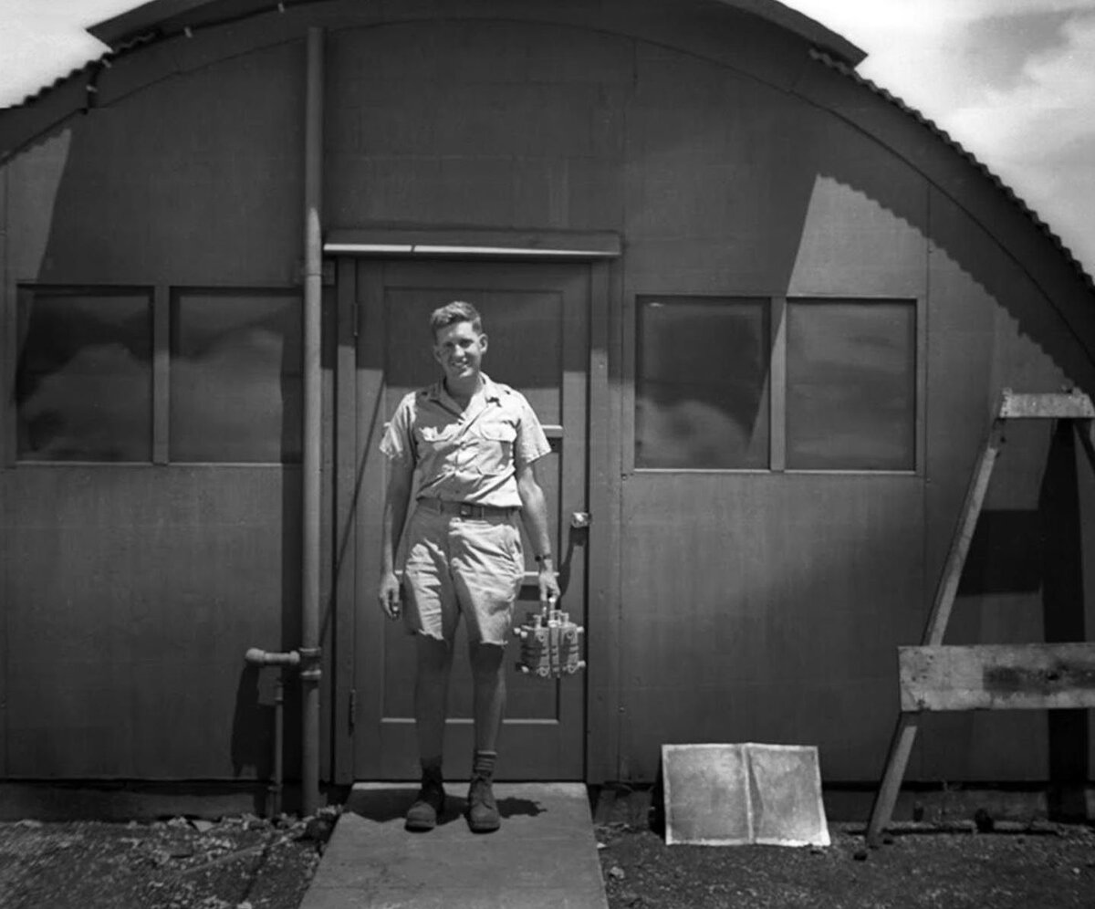 Гарольд Агнью с плутониевым ядром бомбы Толстяк, сброшенной на Нагасаки, 1945 год