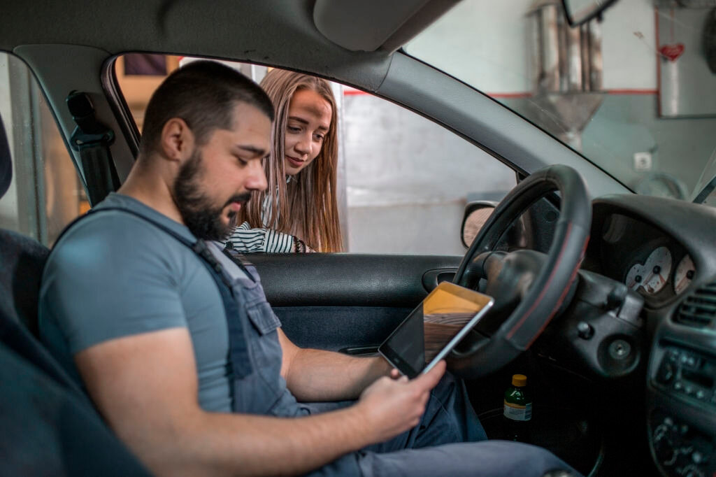 Стоимость новых автомобилей на рынке неуклонно растет. Сегодня автолюбители все чаще обращают внимание на вторичный рынок, где можно найти отличный вариант по доступной цене. Безусловно, перед покупкой б/у автомобиля нужно провести грамотный осмотр кузова, салона, проверить все документы. Сделать это не всегда просто, особенно если покупатель не имеет навыков. Впрочем, даже опытные автолюбители часто совершают ошибки при подборе автомобиля, которые выливаются в серьезные траты. Решить проблему помогут специалисты автоподбора. Услуги экспертов в наши дни стали очень востребованы, но далеко не все покупатели понимают, в чем заключается работа специалиста.
Основные услуги автоподбора
После подписания предварительного договора с компаний, всю работу по поиску выбранной модели берут на себя эксперты. В первую очередь специалисты занимаются поиском автомобиля по выбранным критериям и параметрам. Проводится глубокий анализ всех доступных на рынке объявлений, отсекаются сомнительные предложения. Клиент может выбрать не только марку, но и другие важные параметры – тип кузова, стоимость, пробег, объем двигателя и многое другое.
Алгоритм действий автомобильного эксперта состоит из следующих этапов:
•	Поиск модели по выбранным параметрам и предпочтениям.
•	Осмотра автомобиля, который включает в себя проверку состояния ЛКП, салона и всех основных узлов. Эксперт обращает внимание на следы коррозии, перекосов и других дефектов.
•	Особое внимание уделяется проверке ЛКП с помощью толщиномера.
•	Проводится детальное изучение работы двигателя, коробки передач, кондиционера и других важных агрегатов.
•	На завершающем этапе проверяется наличие документов, штрафов и других возможных юридических проблем.
По итогу, клиенту представляют уже полностью изученный автомобиль со всеми выявленными дефектами. 
Почему автоподобор выгодная услуга?
Во-первых, клиент снижает риски, связанные со скрытыми дефектами, которые есть в каждом б/у автомобиле. Во-вторых, покупатель минимизирует риск попасть на мошенников или нечестных на руку перекупов. Специалисты могут выявить проблемы с документами, установить реальный пробег и прочие подводные камни.
Особое внимание всегда уделяется проверке документов. Транспортное средство поступает в руки клиента уже в полностью изученном состоянии, а покупателю нужно только принять решение и заключить сделку.
Конечно, за любые услуги нужно платить и автоподбор в этом плане не является исключением из правил. Но покупатель платит за снижение рисков, избавления себя от длительного и кропотливого поиска нужной модели, осмотра авто, изучению всех нюансов.

