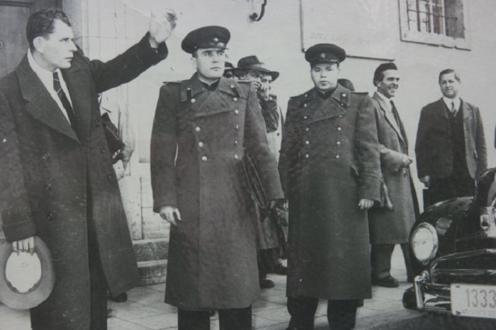 Разведчик Борис Яковлевич Наливайко слева с коллегами.