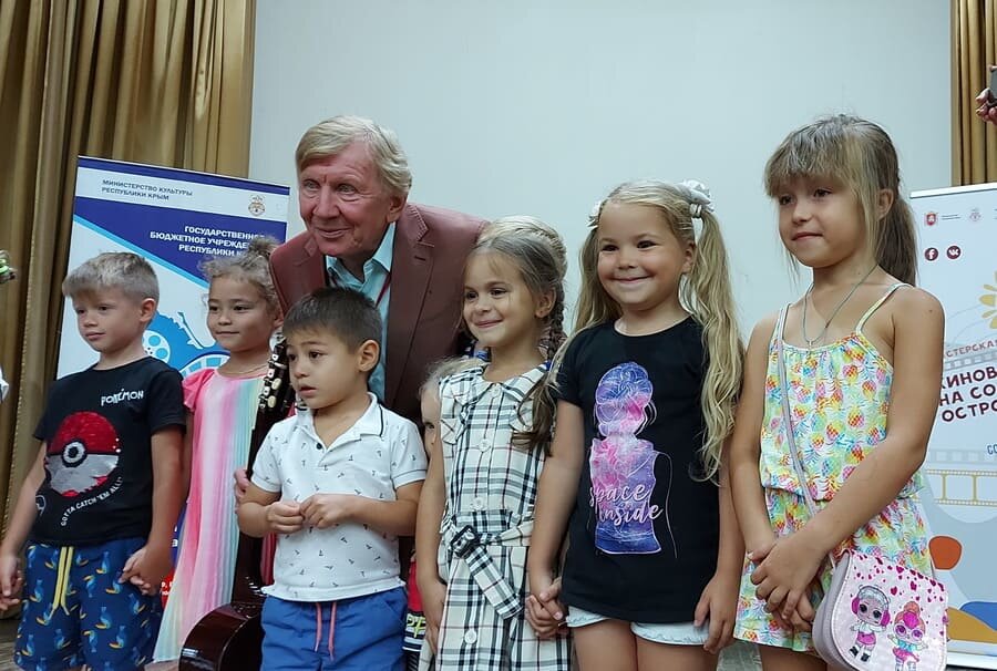 Народный артист РФ Юрий Чернов с юными зрителями