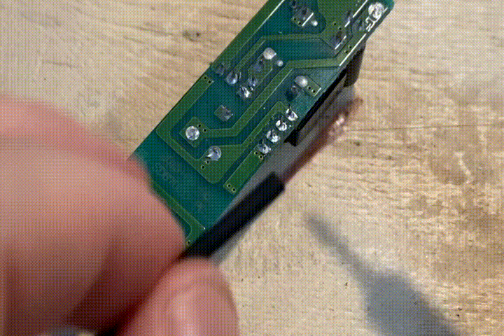 Убираю припой с ножек микросхемы при помощи паяльника и провода.