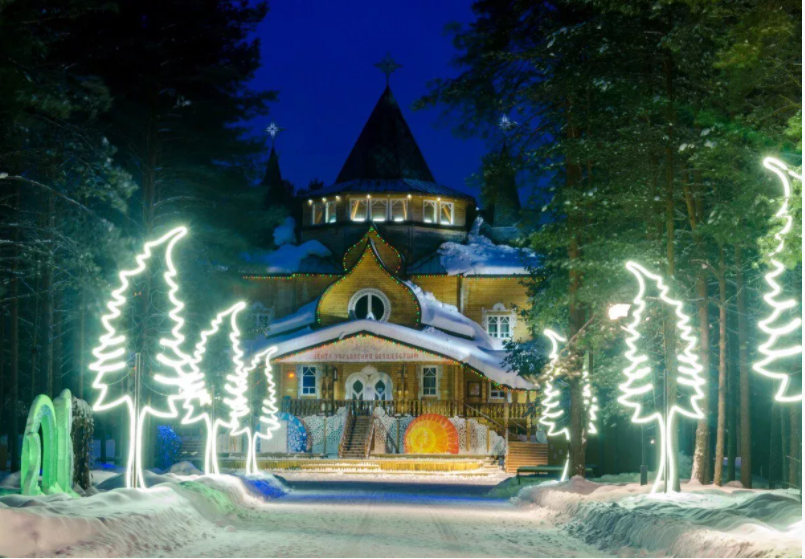 Дом Деда Мороза похож на сказочный дворец